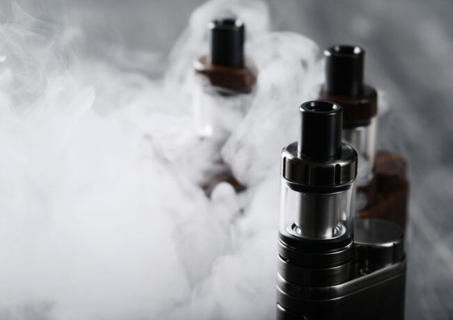 Moderne e-cigaretter omgivet af damp